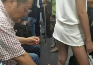 路边猥琐未成年少女图片,47岁男子被抓，社会公愤与法律严惩